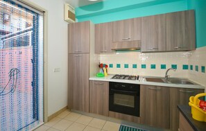 Fridge, stovetop, coffee/tea maker