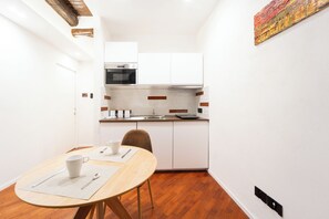 Fridge, microwave, stovetop, dishwasher - House in the heart of Naples: comfort, style and perfect location (Napoli)