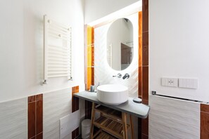 Dusche, Haartrockner, Bidet, Handtücher
