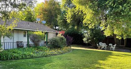 Charming 1-bedroom, wood ceiling adobe cottage in Fresno, WiFi, AC, fitness room