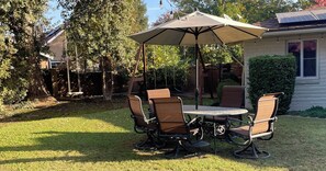 Outdoor dining - Charming 1-bedroom, wood ceiling adobe cottage in Fresno, WiFi, AC, fitness room (Fresno)