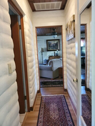 Charming 1-bedroom, wood ceiling adobe cottage in Fresno, WiFi, AC, fitness room