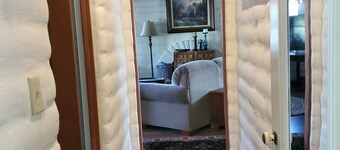 Charming 1-bedroom, wood ceiling adobe cottage in Fresno, WiFi, AC, fitness room