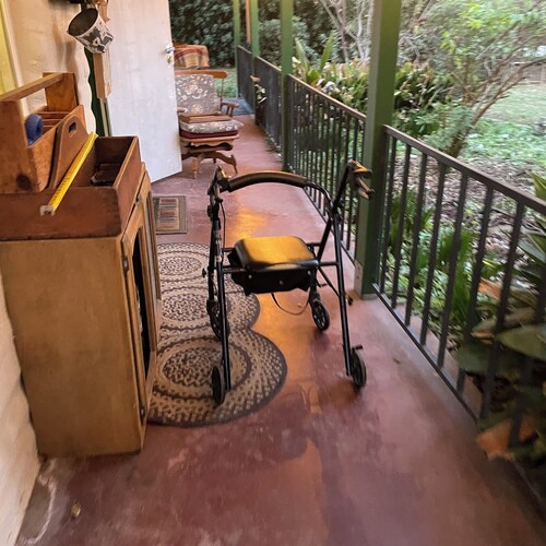 Charming 1-bedroom, wood ceiling adobe cottage in Fresno, WiFi, AC, fitness room