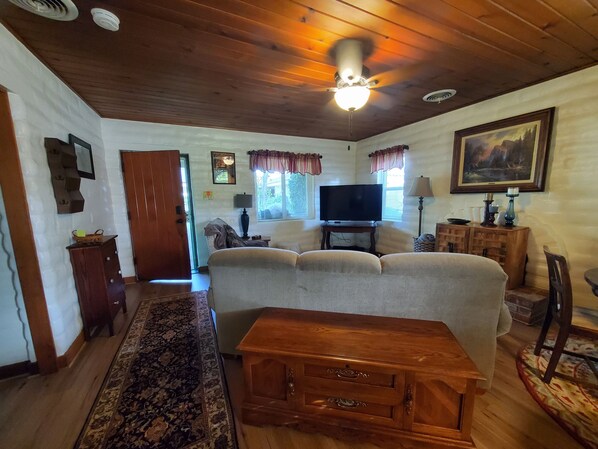 Smart TV - Charming 1-bedroom, wood ceiling adobe cottage in Fresno, WiFi, AC, fitness room (Fresno)