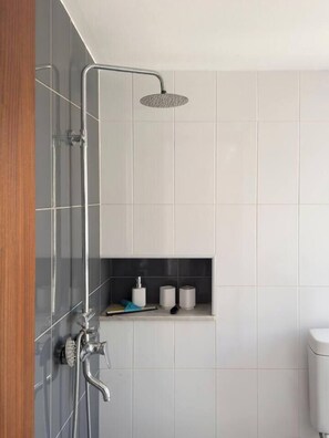 Douche, sèche-cheveux, serviettes fournies, savon