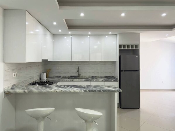 Refrigerador, microondas, horno y parrilla de estufa 