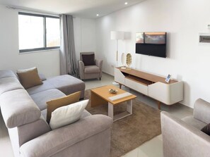 TV - Spacious 2 bdr apt in Achada St Antonio - LCGR (Praia)