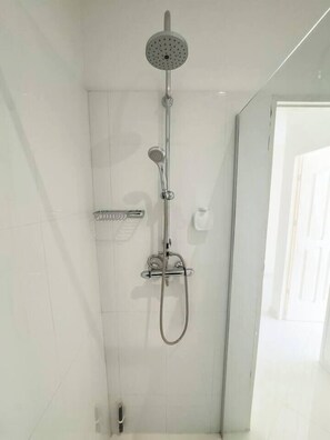 Douche, sèche-cheveux, serviettes fournies, savon