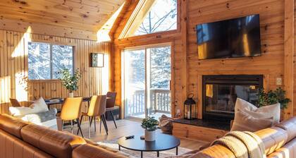 Cozy Chalet w/ HOT TUB just steps from Shanty Creek Resort