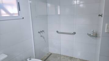Secador de pelo, toallas, jabón, papel higiénico
