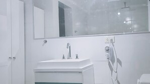 Un bany amb vàter, rentapel i mirall.