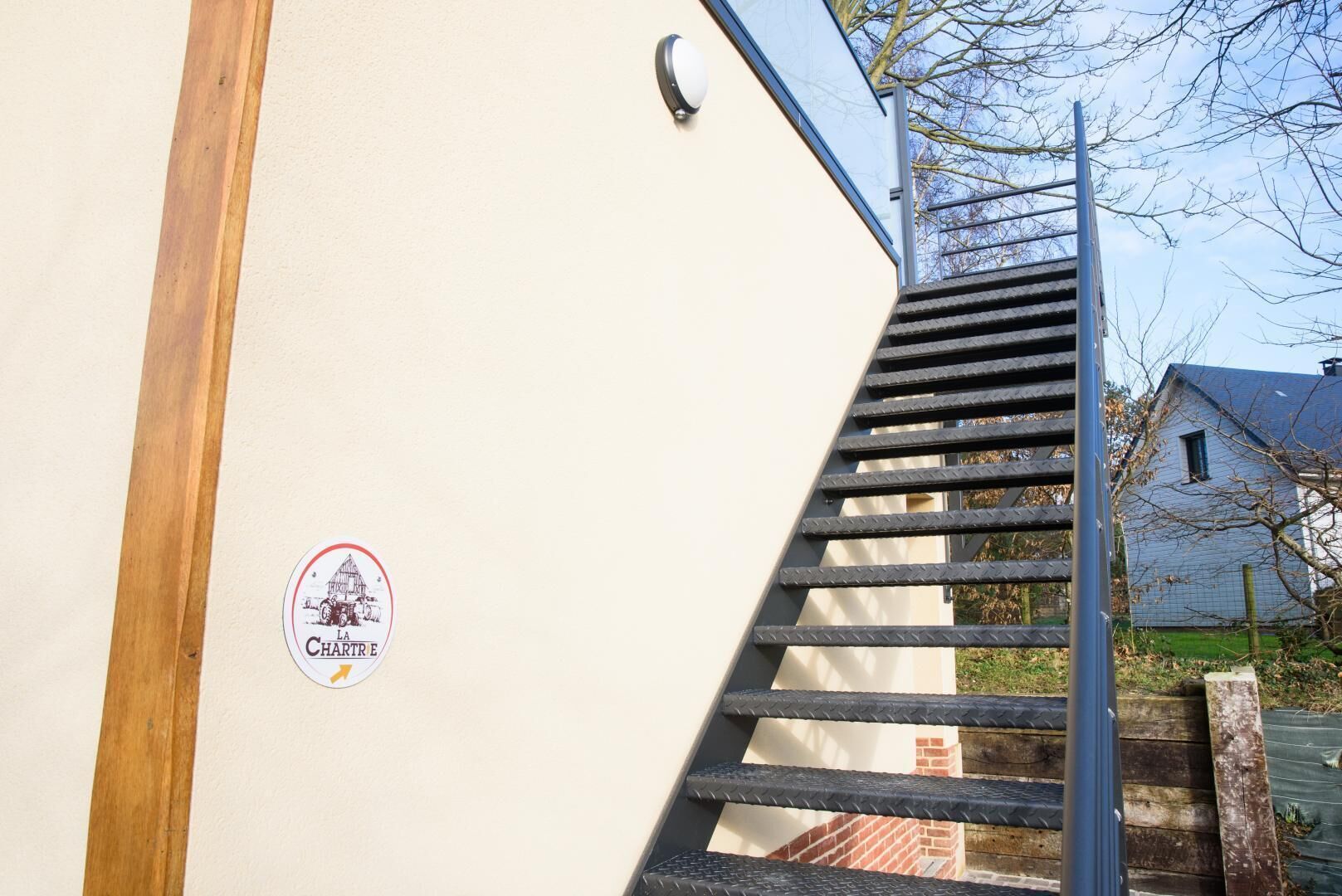 Una escalera conduce a un edificio con un letrero que dice "Chalet Artre".