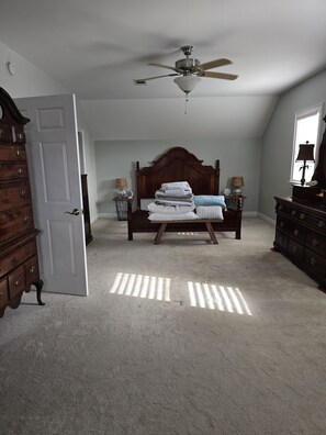 3 bedrooms, desk, iron/ironing board, free WiFi
