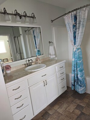 Douche, sĂšche-cheveux, serviettes fournies, savon