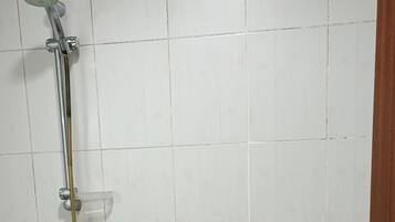 Toalhas de banho, sabonete, papel higiênico