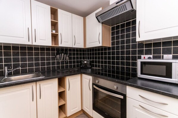 Refrigerador, microondas, horno, tostadora