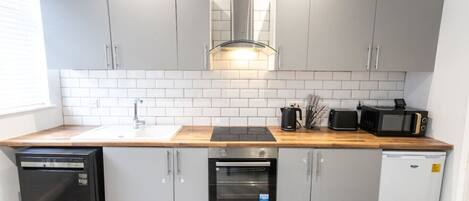 雪櫃、微波爐、焗爐、爐具