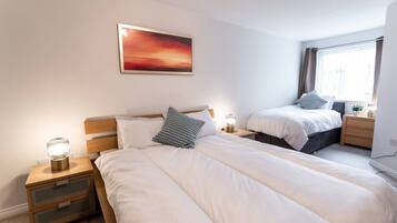 2 bedrooms, desk, WiFi