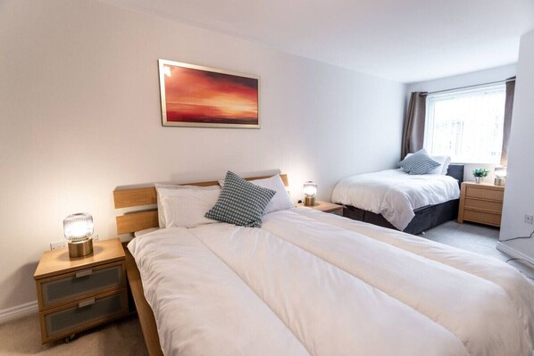 2 bedrooms, desk, WiFi