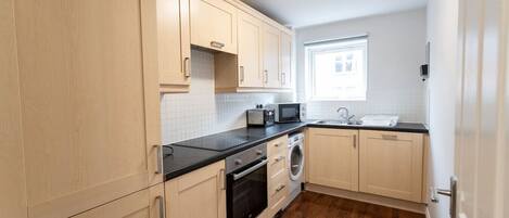 ثلاجة، ميكروويف، فرن، موقد طهي مسطح