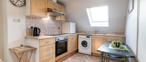 Réfrigérateur, four à micro-ondes, un four, surface de cuisson