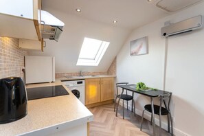 Fridge, microwave, oven, stovetop - Contractor*Long Stays Discounts*Parking (Bristol)