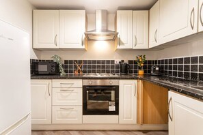 Jääkaappi, mikroaaltouuni, uuni, liesi