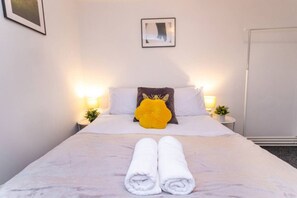 1 bedroom, desk, WiFi