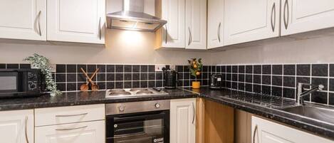 Jääkaappi, mikroaaltouuni, uuni, liesi