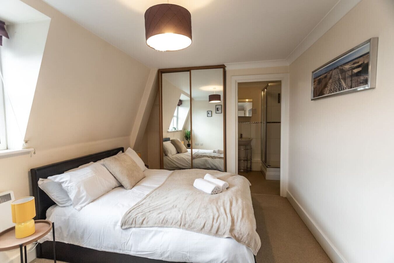 2 bedrooms, desk, WiFi