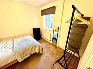 2 bedrooms, desk, WiFi - Central Location*Long Stays Discounts*Wyvern (Swindon)
