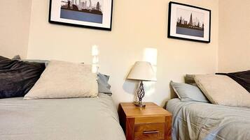 2 bedrooms, desk, WiFi