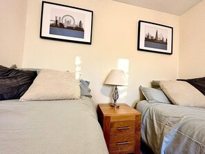 2 bedrooms, desk, WiFi