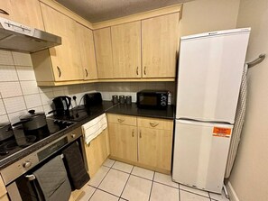 ثلاجة، ميكروويف، فرن، موقد طهي مسطح