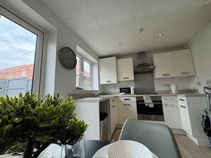 Fridge, microwave, oven, toaster - Bolehyde House Long Stay Discounts Free Parking (Swindon)