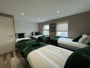 5 bedrooms, desk, iron/ironing board, WiFi