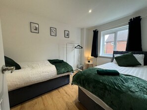 5 bedrooms, desk, iron/ironing board, WiFi - September Disc Long Stay - Contractors (Swindon)