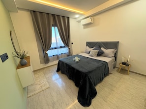 2 habitaciones, escritorio, tabla de planchar con plancha y wifi gratis 