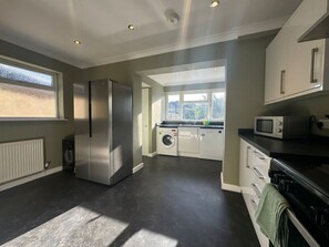 ثلاجة، ميكروويف، فرن، غسالة أطباق