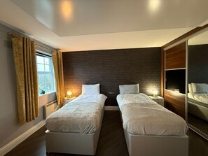 Een bureau, wifi, beddengoed