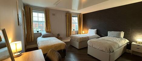 Een bureau, wifi, beddengoed