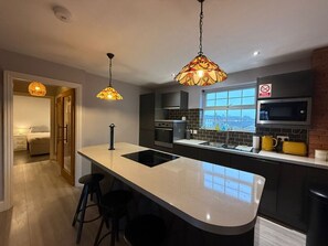 Een koelkast, een magnetron, een oven, een kookplaat