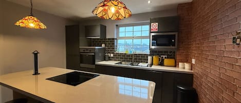 Jääkaappi, mikroaaltouuni, uuni, liesi