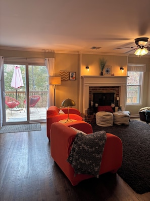 Living area - Spacious lakeside 5 bdrm, 3.5 bath house in Evans, GA. (Evans)