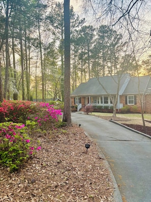 Exterior - Spacious lakeside 5 bdrm, 3.5 bath house in Evans, GA. (Evans)