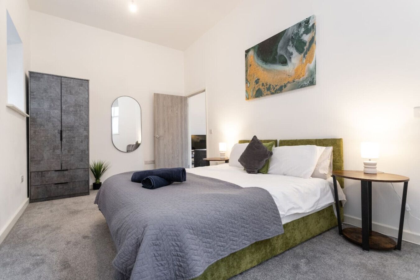 1 bedroom, desk, WiFi