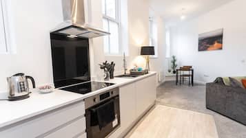 Kühlschrank, Mikrowelle, Ofen, Herdplatte