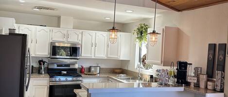 Frigorifero, microonde, forno, piano cottura