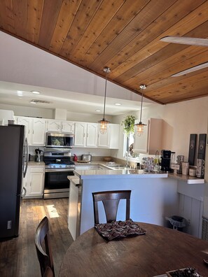 Fridge, microwave, oven, stovetop - Tree House Charming 2-bedroom cabin with WiFi, AC in lovely Big Bear Lake (Big Bear Lake)